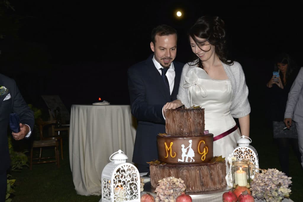 Gli Sposi tagliano insieme la torta nuziale al cioccolato vegana