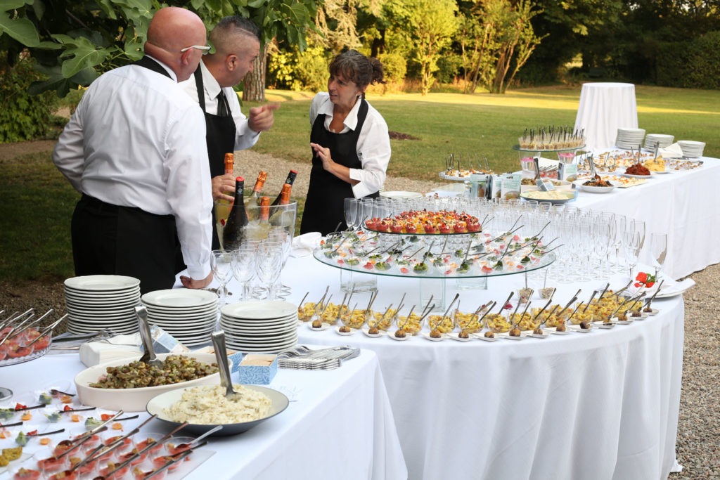 Buffet-nuziale-scenografico-tre-camerieri