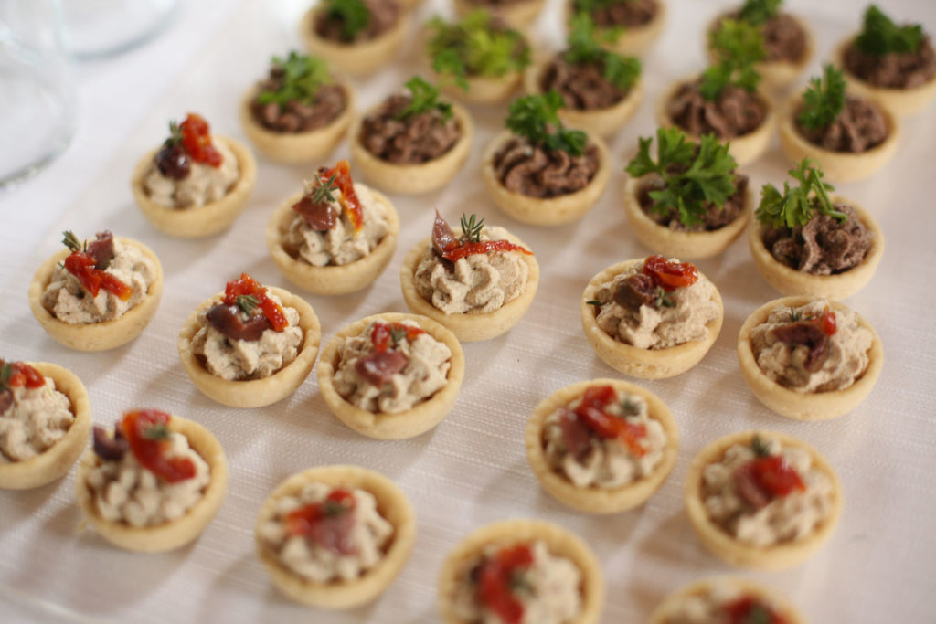 Tartine di sfoglia vegana e verdure per antipasto di matrimonio