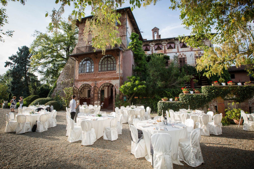 Una Villa storica con in giardino tavoli allestiti per il matrimonio