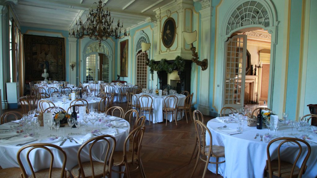 Tavoli allestiti per il Matrimonio in un'elegante sala d'epoca