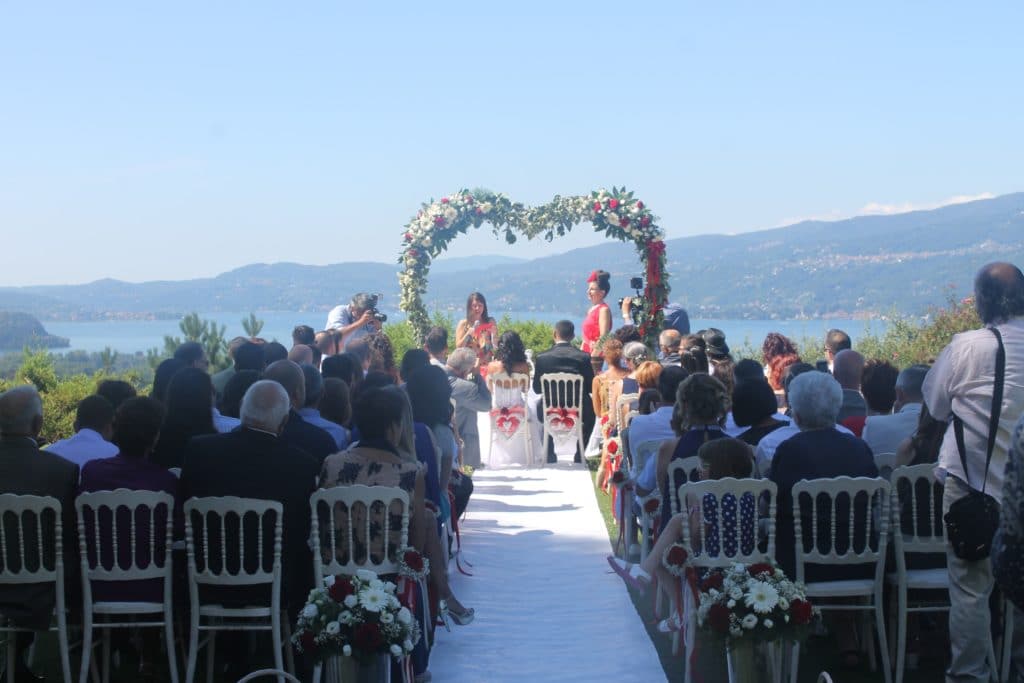 Celebrazione di un romantico Matrimonio in riva al lago